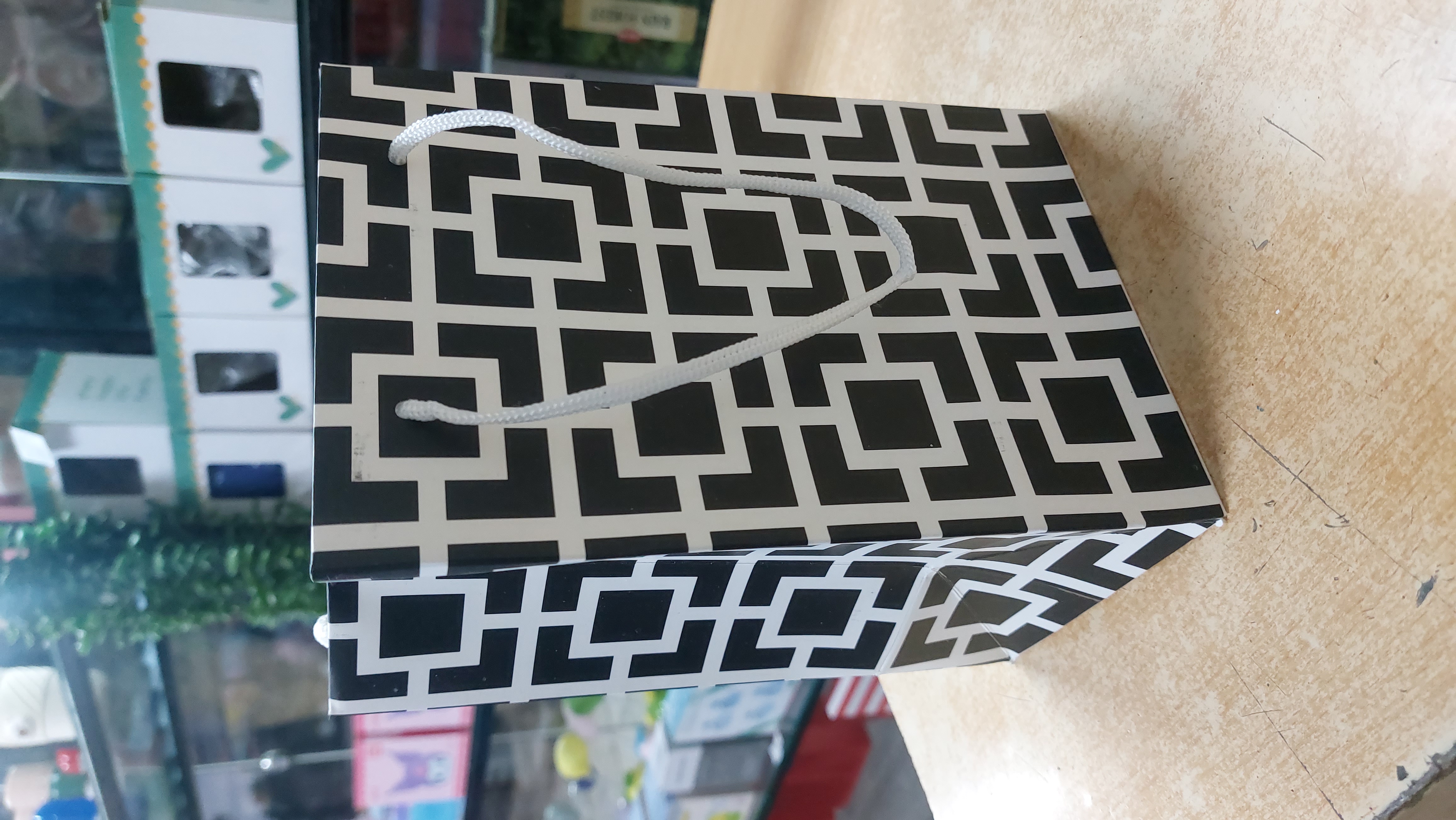 بگ کادویی سفید مشکی