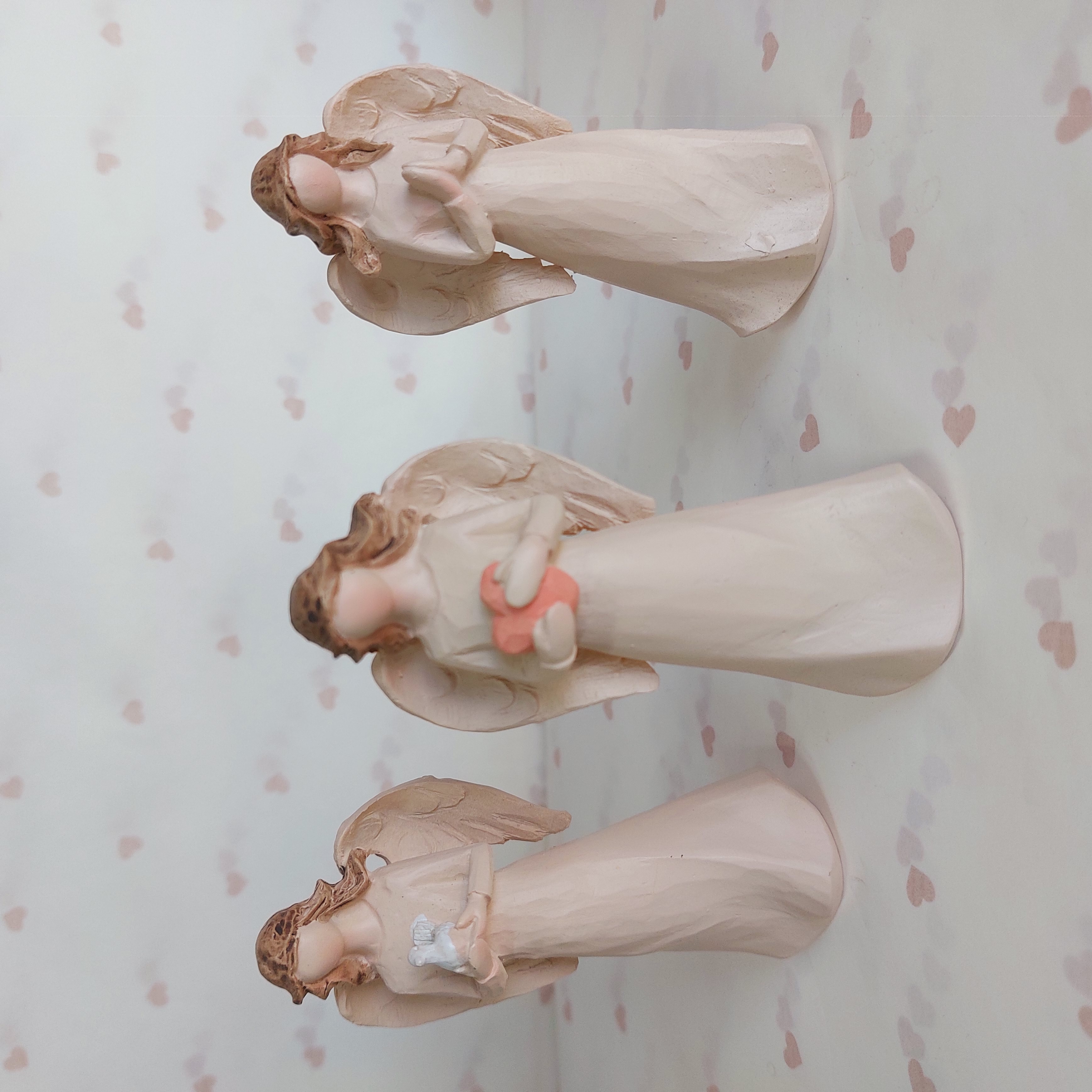 مجسمه فرشته قلب به دست