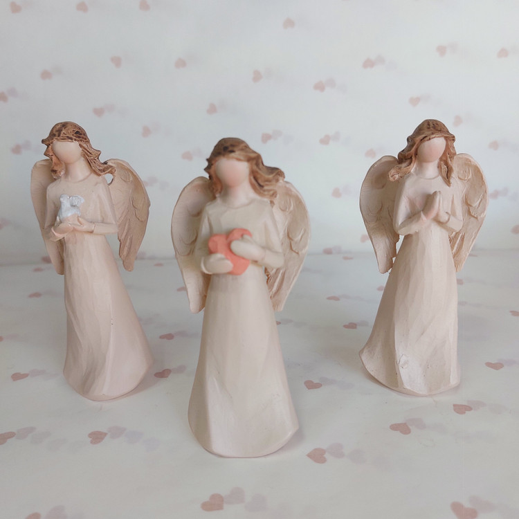 مجسمه فرشته قلب به دست