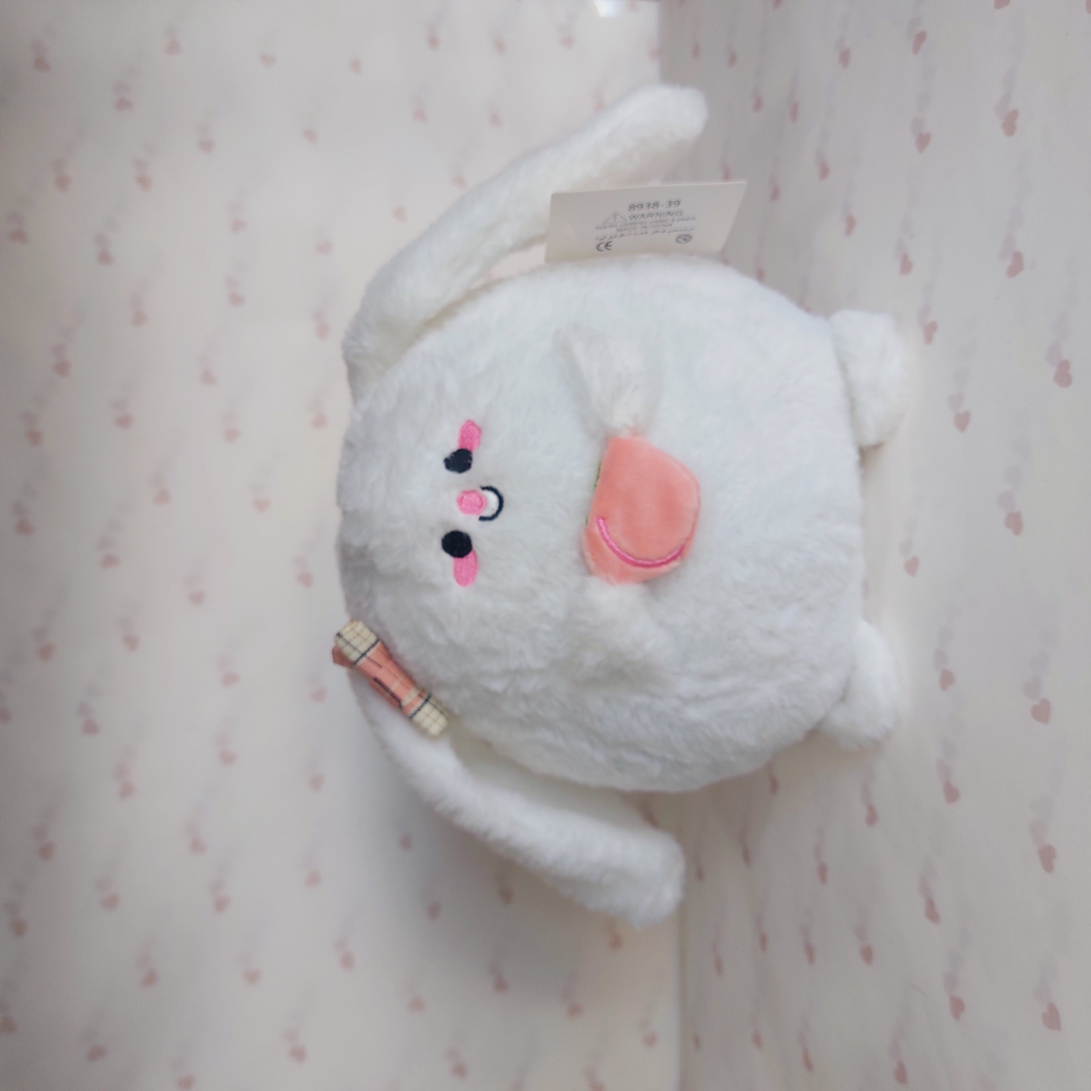 عروسک خرگوش هلو به دست