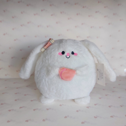 عروسک خرگوش هلو به دست